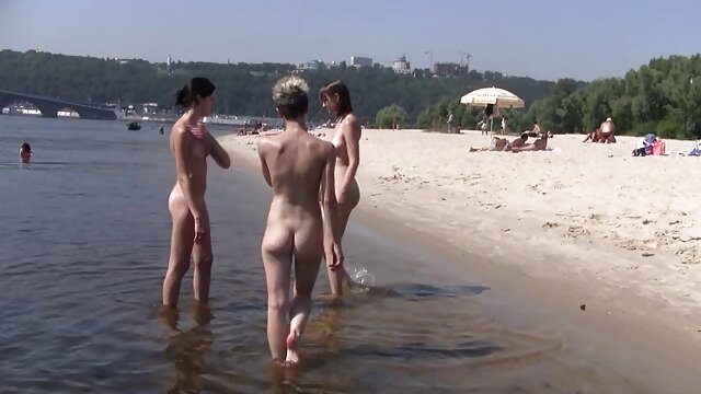 आकर्षक आकर्षक जेड एम्बरले आफ्नो टाइट योनीमा बाक्लो लिंग लिन्छ