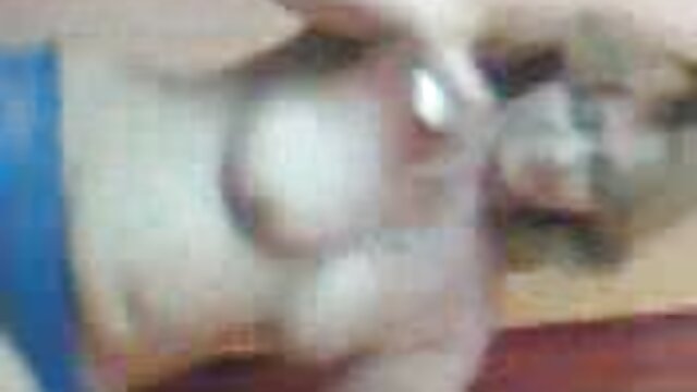 नीलो आँखा भएको गोरो बेब होली वेलिनले आफ्नो भिजेको गुदालाई मिश पोजमा धकेलिन्